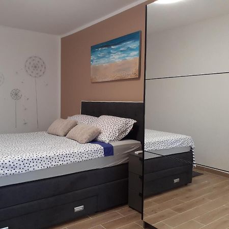 Apartment Hana With A Private Pool Malinska Esterno foto