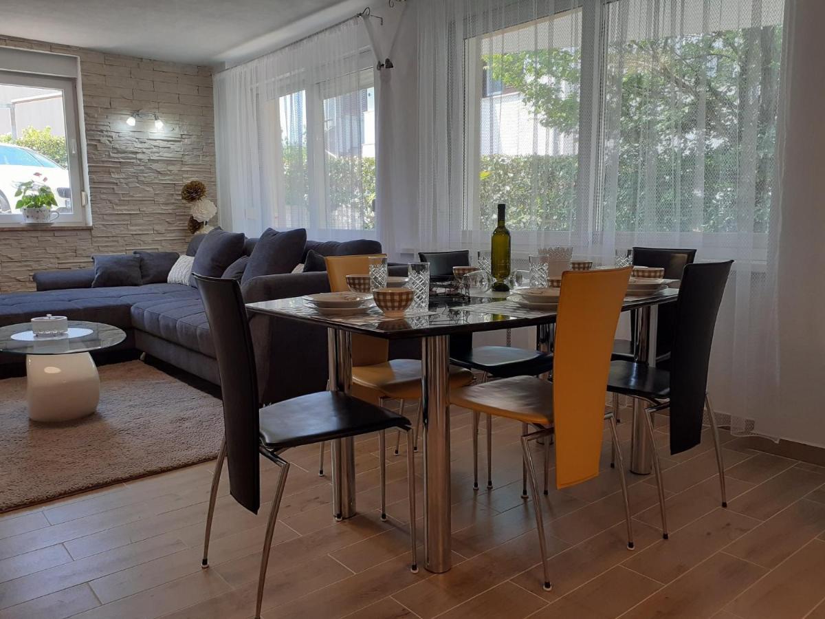 Apartment Hana With A Private Pool Malinska Esterno foto