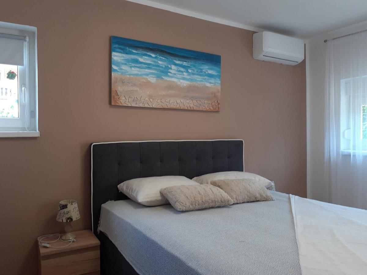 Apartment Hana With A Private Pool Malinska Esterno foto