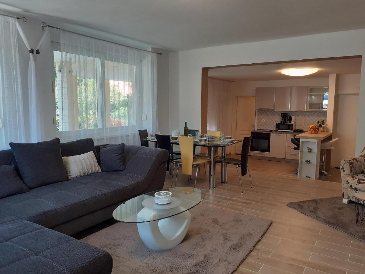 Apartment Hana With A Private Pool Malinska Esterno foto
