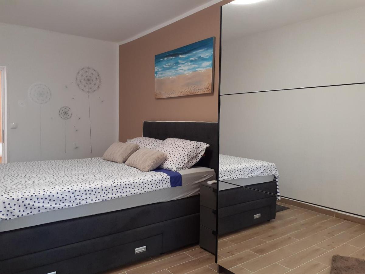 Apartment Hana With A Private Pool Malinska Esterno foto