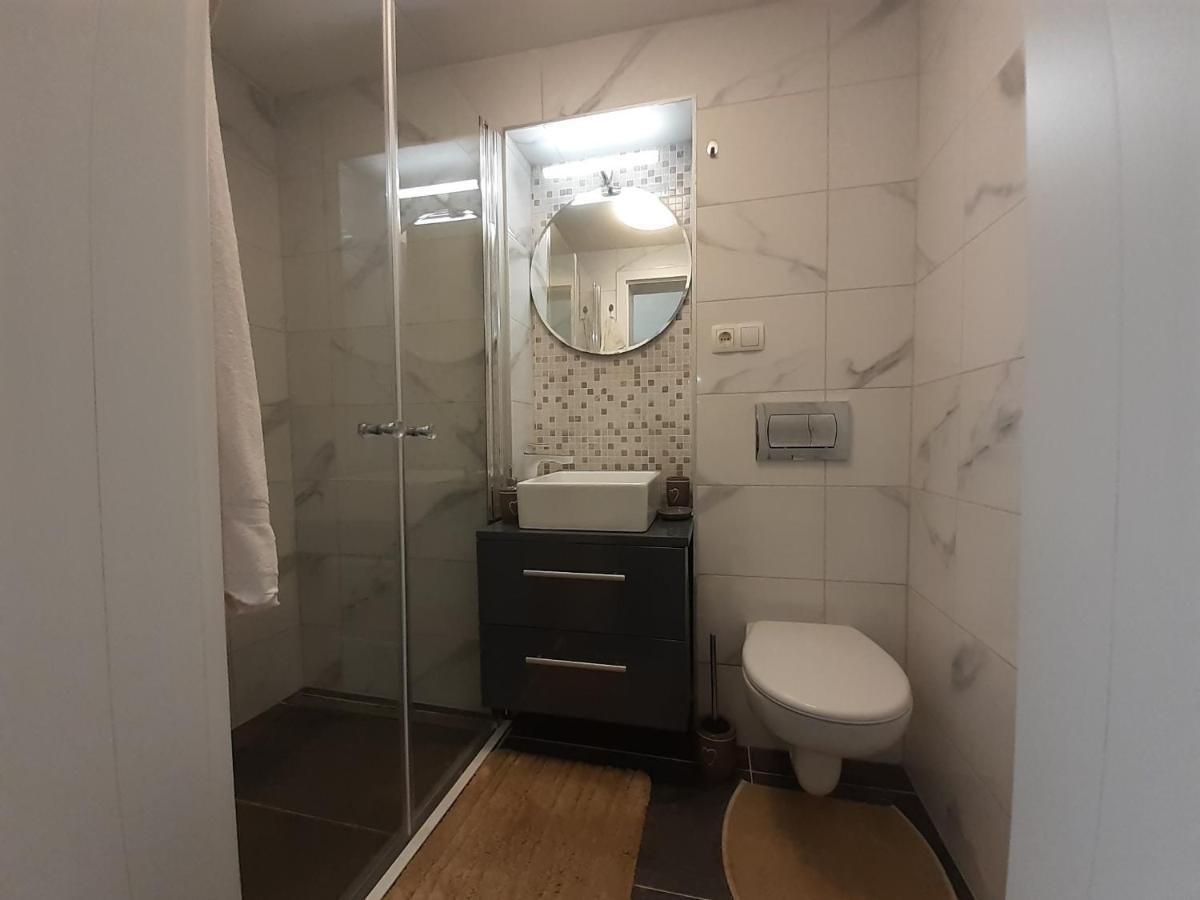 Apartment Hana With A Private Pool Malinska Esterno foto