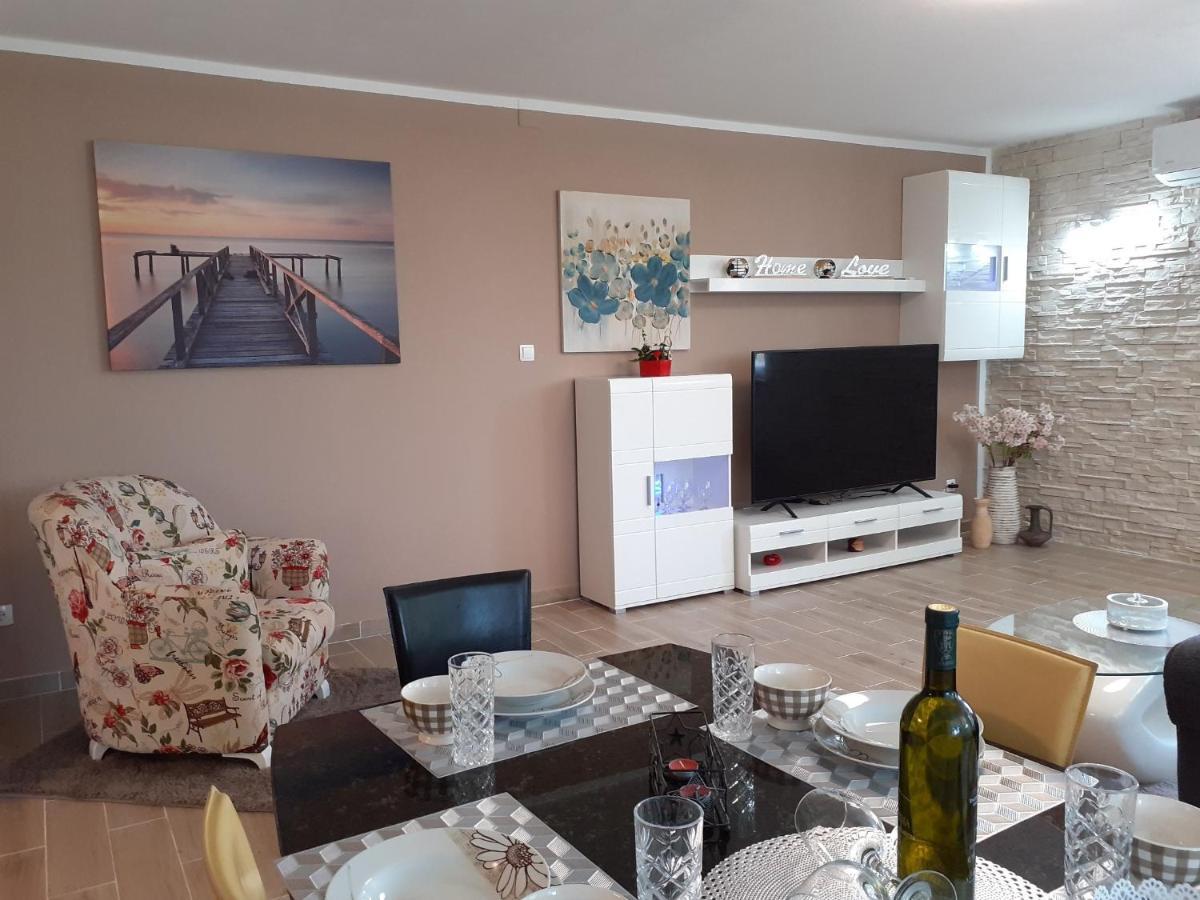 Apartment Hana With A Private Pool Malinska Esterno foto