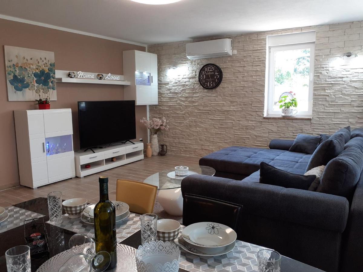 Apartment Hana With A Private Pool Malinska Esterno foto