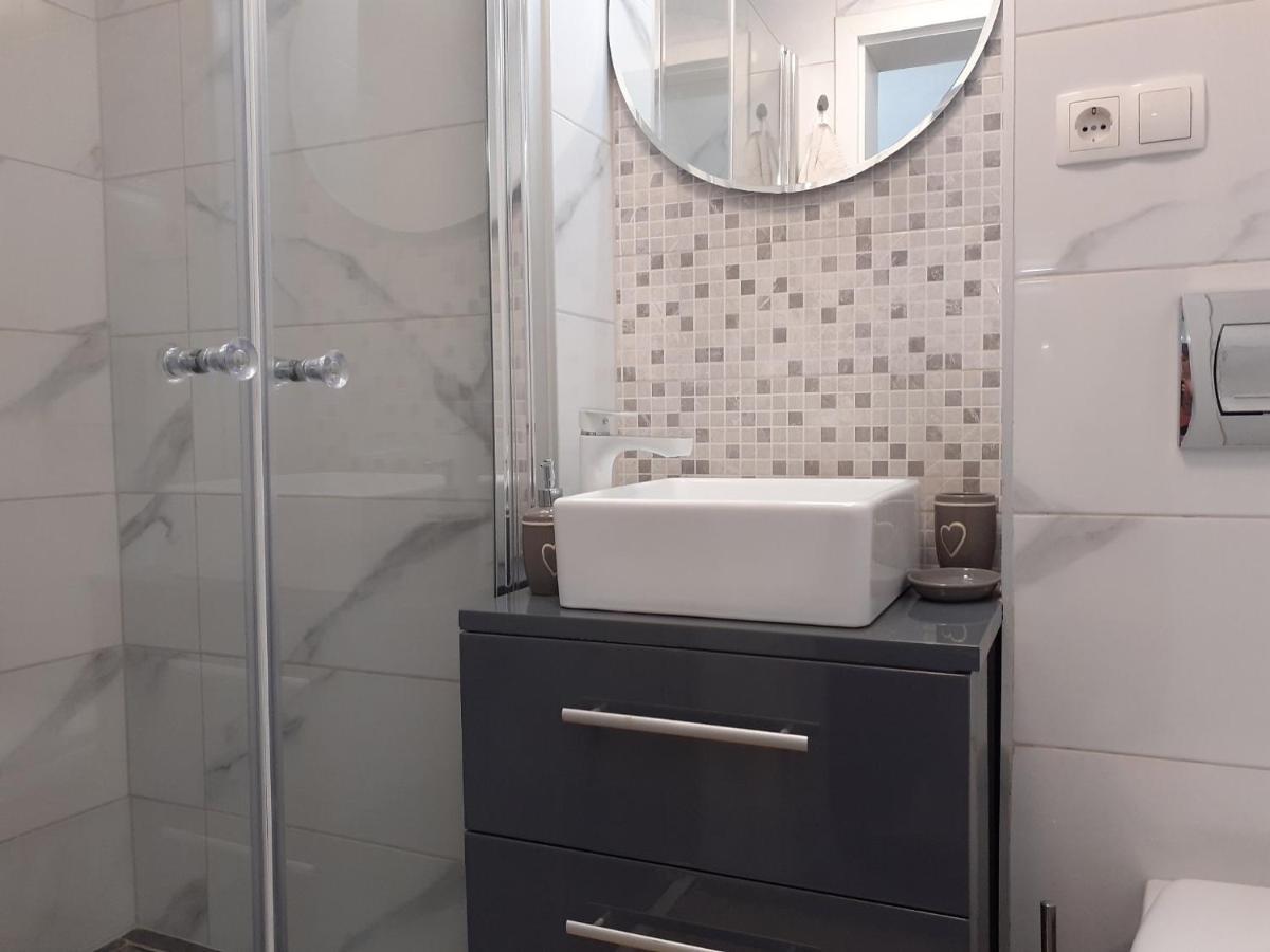 Apartment Hana With A Private Pool Malinska Esterno foto
